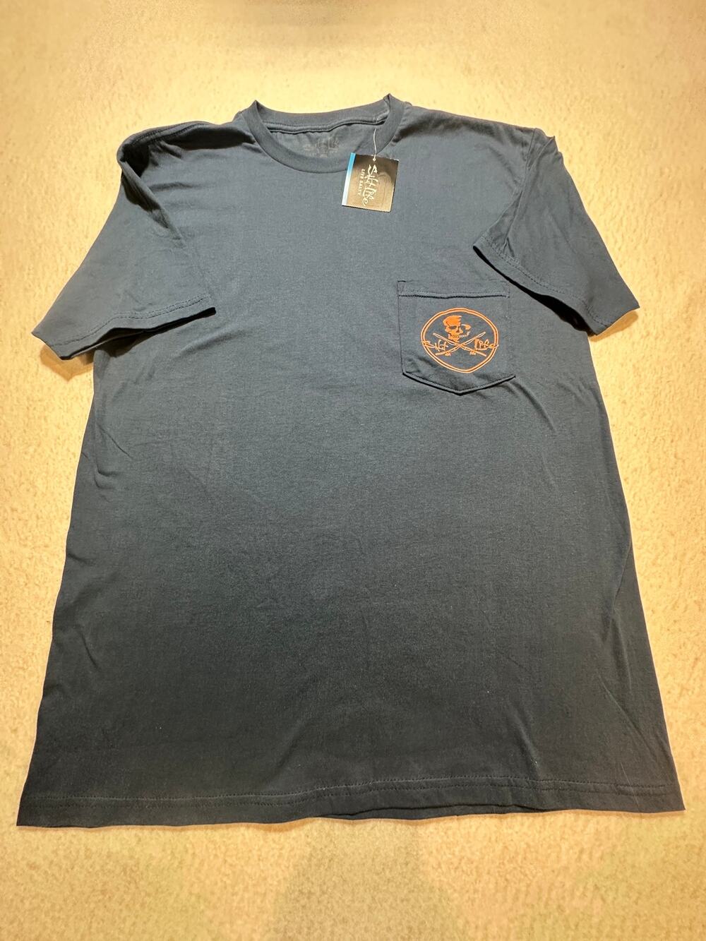 Salt Life Men’s Medium Navy Skull Crossed Rifles Pocket Graphic T-Shirt NWT